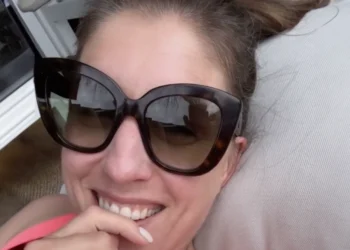 VIDEO: Marieke Elsinga gaat van bikini in de achtertuin naar dikke trui en dekentje op de bank