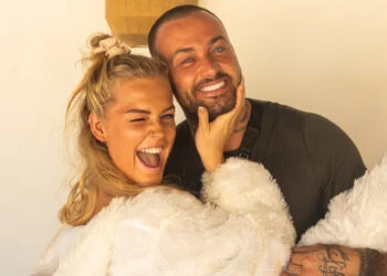 BEELDEN: Marijn Kuipers doet een paashaas-pakje aan voor haar vriend Dave Roelvink