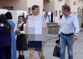 VIDEO: Max Verstappen verschijnt in bizarre outfit – dit had niemand verwacht in de paddock!