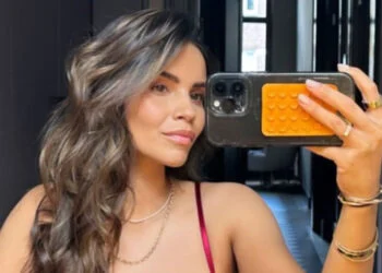 OEPS: Monica Geuze laat net iets te veel zien in rode lingerie