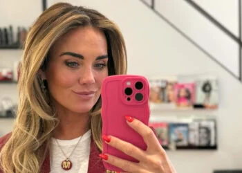 OEPS: Monique van Andre Hazes Jr laat per ongeluk de kleur van haar ondergoed zien