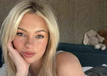 FOTO: Nina de Wal ligt in bed met knuffels, maar iets anders trekt de aandacht