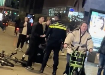 VIDEO: Eén agent tegen groep gastjes in Den Haag, Karma volgt héél snel