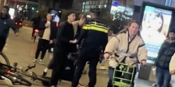 VIDEO: Eén agent tegen groep gastjes in Den Haag, Karma volgt héél snel