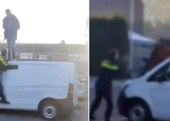 VIDEO: Politieagent volledig machteloos tegen man op busje in Vaassen