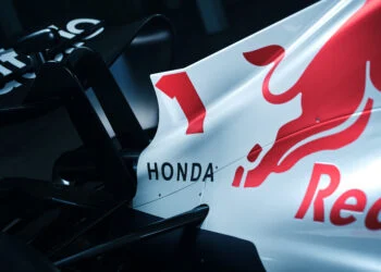 FOTO’S: In deze auto (en outfit) rijdt Max Verstappen in Japan als eerbetoon aan Honda