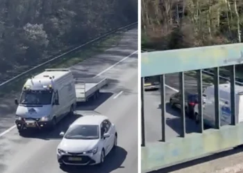 VIDEO: Man in busje doet leuke lichtshow voor spotters, botst vervolgens keihard op voorganger