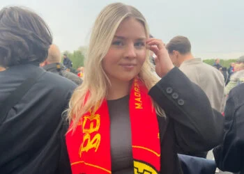 FOTO: Go Ahead Eagles-supporter Wela is de kerst op de taart in Deventer