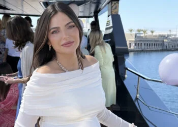 OEPS: Kelly Piquet hint op gender van baby tijdens baby shower op Max zijn jacht