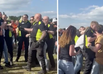 VIDEO: Tokkie vliegt vrijwillige beveiliger aan bij een feestje op Koningsdag