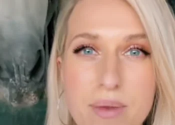 VIDEO: Britt Dekker gaat viraal met pikante TikTok