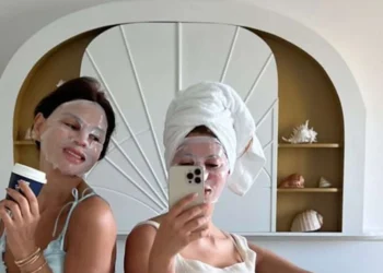 FOTO’S: Dolshe en Olcay Gulsen breken Instagram met spiegelfoto’s in lingerie