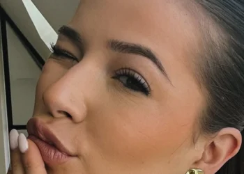 FOTO: Jade Anna breekt Instagram met foto waarin ze haar tanlines laat zien (verwijder later weer)