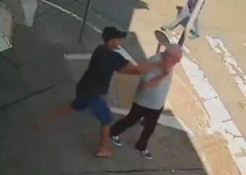 VIDEO: Opa is aan het bellen als plots zijn telefoon wordt gestolen, maar Karma grijpt in