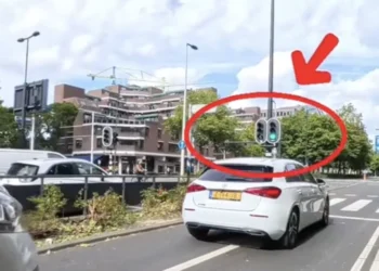 VIDEO: Motorrijder klapt op fietster die lak heeft aan rood licht: ”Gaat het!?”