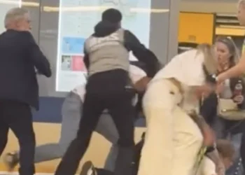 VIDEO: BOA verliest geduld en grijpt hardhandig in tegen jongeman in Amsterdam