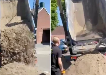 VIDEO: Beelden tonen hoe kiepwagen lading loslaat – drama net voorkomen