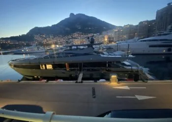 BEELDEN: Max Verstappen maakt indruk in Monaco: zijn jacht gespot in het wild!