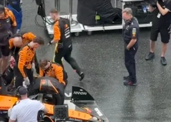 VIDEO: Christian Horner betrapt tijdens stiekem gluren bij McLaren-team