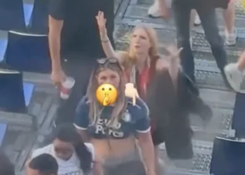 VIDEO: Feyenoord-meisjes kunnen emoties niet meer in bedwang houden tegen zingende PSV-supporters