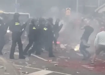 VIDEO: Kampioensfeest PSV slaat om in chaos: ‘Politieagent neergestoken bij stadion’