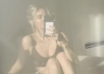 OEPS: Gaby Blaaser deelt video in lingerie, zichtbaar door raamreflectie