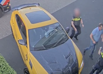 VIDEO: Ondernemer wil supercars uit brandende zaak rijden, politie stopt hem genadeloos