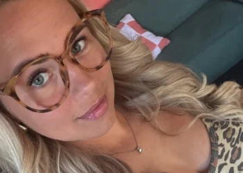 FOTO: Boerin Ilse Kappert laat weinig aan de verbeelding over met pikante lingeriefoto voor de spiegel