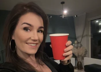 VIDEO: De Friese schipper Iris Dijs gaat viraal op TikTok en ziet er adembenemend uit!