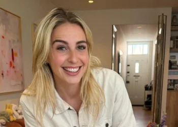 FOTO: Iris Enthoven trekt aandacht in iets te strakke zwemoutfit tijdens zonsondergang