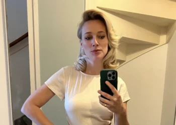 FOTO: Jennifer Hoffman hijst zichzelf in een strakke bruidsjurk en laat iedereen versteld staan