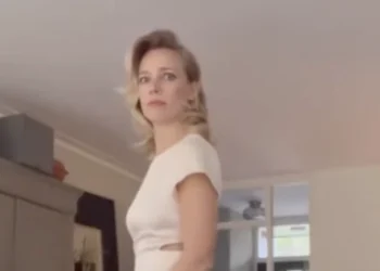 VIDEO: Jennifer Hoffman laat zich onder haar jurkje kijken in video op Instagram verhaal