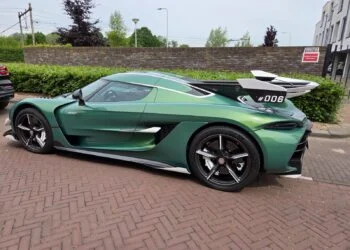 VIDEO: Koenigsegg-eigenaar zet zich in om jongen met diabetes op te vrolijken bij school