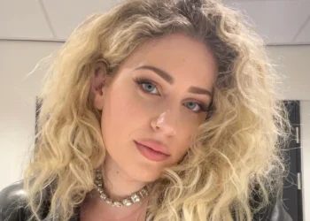 FOTO: Lisa Vol deelt spannende selfie in openstaande jurk vanuit een restaurant