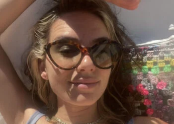 FOTO: Maan deelt een selfie terwijl ze in bikini ligt te zonnen op het balkon