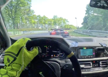VIDEO: Nederlander wordt ingehaald door ene ‘Franz Hermann’ op Nurburgring
