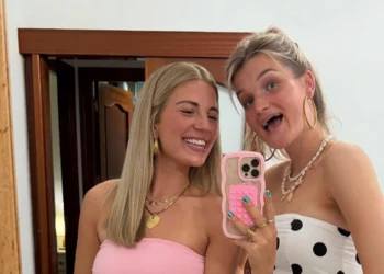 FOTO’S: Mayte Bellod steelt de show in iets te kleine bikini terwijl ze geniet van de zon in Malaga