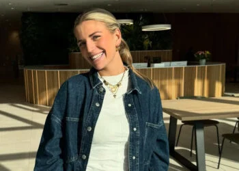 FOTO: Mayte Bellod deelt nonchalante foto in groene bikini vanuit de badkamer