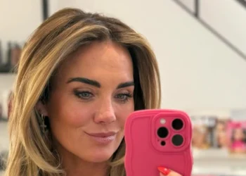 FOTO: Monique Westenberg breekt het internet met gewaagde spiegelselfie in strak wit topje
