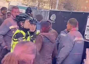 VIDEO: Politieagenten (in ondertal) moeten ruzie oplossen in Den Haag