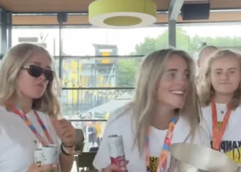 OEF: Hockeyster Pien Sanders doet dansje in hockey-pakje met teamgenoten