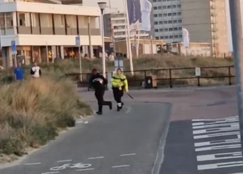 VIDEO: Politieagente grijpt (onnodig) hard in op de pier in Scheveningen