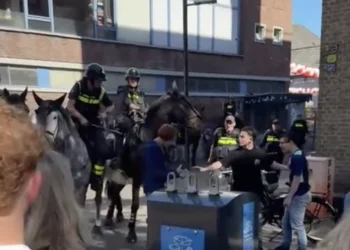 VIDEO: Jonge relschop-gastjes keihard aangepakt door de politie in Eindhoven