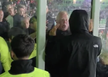 VIDEO: Ajax-supporters totaal door het lint bij uitvakruzie in Groningen