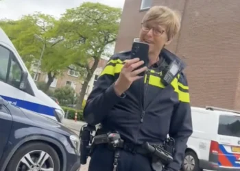 VIDEO: Ophef over politieagente die eigen aanhouding vastlegt op camera