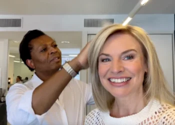 FOTO: Presentatrice Pernille la Lau laat zich in haar shirtje kijken in backstage-foto