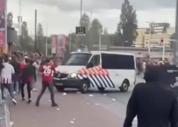 VIDEO: ME-bus scheurt richting groep feestvierende supporters in Eindhoven