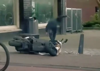 VIDEO: Pizzabezorger wil politie te slim af zijn, maar komt van een koude kermis thuis