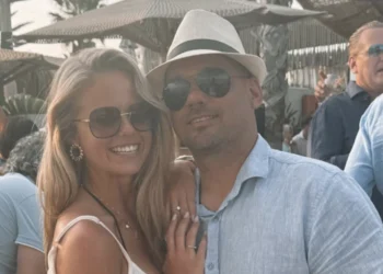 FOTO’s: Sneijder en 17 jaar jongere vriendin bevestigen relatie op Instagram