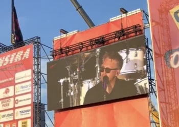 Snelle brengt emotioneel eerbetoon aan Suzan en Freek met ‘De Overkant’: ”Laat ze dat liedje niet van ons afpakken”